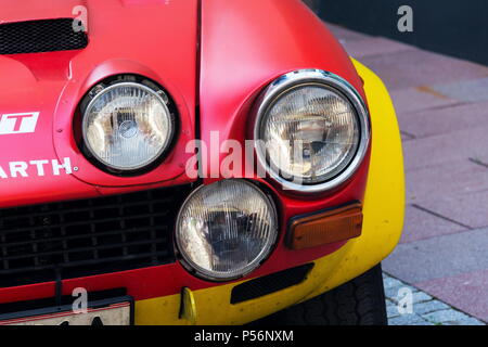 SAALBACH - Hinterglemm, Österreich - 21 Juni 2018: Vintage italienische Rennwagen Fiat Abarth 124 Sport Rallye der 70er Oldsmobile Veteran vorbereiten Stockfoto