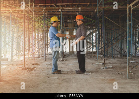 Ingenieur im Gespräch mit Meister über das Projekt in Gebäude Baustelle Stockfoto