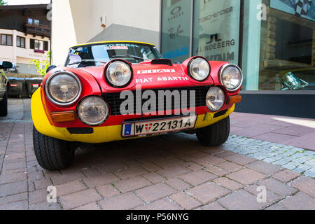 SAALBACH - Hinterglemm, Österreich - 21 Juni 2018: Vintage italienische Rennwagen Fiat Abarth 124 Sport Rallye der 70er Oldsmobile Veteran vorbereiten Stockfoto