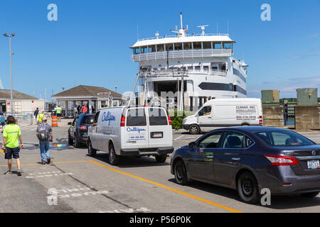 Fahrzeuge und Passagiere sind an Bord eines Dampfschiffes Behörde Fähre 'MV Insel Startseite ' in Vineyard Haven auf Martha's Vineyard geladen. Stockfoto