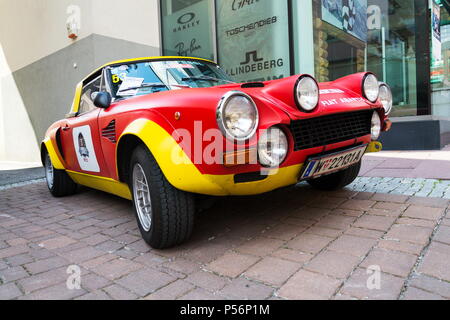 SAALBACH - Hinterglemm, Österreich - 21 Juni 2018: Vintage italienische Rennwagen Fiat Abarth 124 Sport Rallye der 70er Oldsmobile Veteran vorbereiten Stockfoto