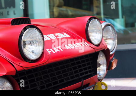 SAALBACH - Hinterglemm, Österreich - 21 Juni 2018: Vintage italienische Rennwagen Fiat Abarth 124 Sport Rallye der 70er Oldsmobile Veteran vorbereiten Stockfoto