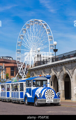 Landtrain und Riesenrad an Promenade und Pier Approach, Bournemouth, Dorset, UK an heißen sonnigen Tag im Juni Stockfoto