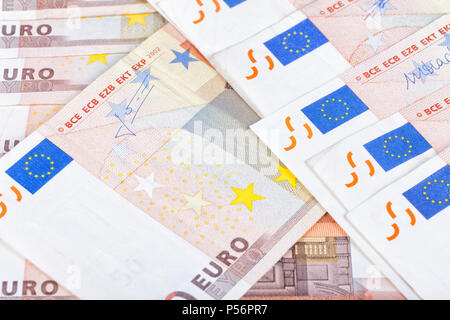 Viele 50-Euro-Noten zufällig angeordnet auf dem Tisch. Stockfoto