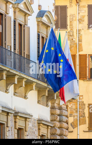 EU und der italienischen Flagge auf einem Balkon Stockfoto