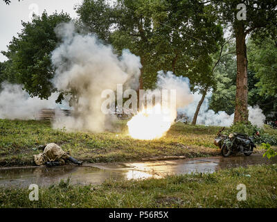 Witebsk. Republik Belarus -23.06. 2018: Rekonstruktion der Ereignisse des Zweiten Weltkrieges. Eine Abteilung der sowjetischen Soldaten gefangen nimmt eine Gruppe o Stockfoto