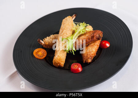 Roast Chicken Wings mit Nudeln Shrimp Tempura Stockfoto