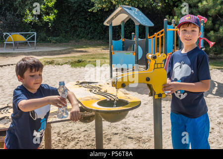 Kinder spielen auf dem Spielplatz am Clewer Memorial Recreation Ground in Windsor, Berkshire, Großbritannien Stockfoto