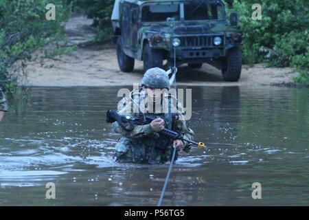 U.S. Army Reserve Spc, 12. Juni 2018. Nicholas Cholula, eine Bekämpfung Dokumentation Produktion Spezialisten, die die 311.- Signal Theater Support Unit, überquert den Fluss während der Ruck März Veranstaltung in der U.S. Army Reserve 2018 besten Krieger Wettbewerb in Fort Bragg, North Carolina, 12. Juni 2018. Die strapaze, vielfältige Konkurrenz bewertet US Army Reserve Soldaten in der Ruck März, die Exzellenz im Wettbewerb Pistolestrecke, die Bundeswehr Proficiency Abzeichen und einige andere Ereignisse mit mehr Herausforderungen zu kommen. (U.S. Armee finden Foto von Sgt. Rachel A. Leis) (Freigabe Stockfoto