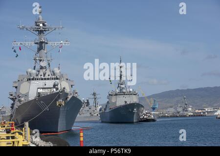 180608-N-QE 566-0001 Pearl Harbor - - (Juni 8, 2018) die Marine der Republik Korea Zerstörer Yi Yulgok ich (DDG992) am Joint Base Pearl Harbor-Hickam 8. Juni in der Vorbereitung für die Teilnahme an den Rand des Pazifik () Übung RIMPAC 2018, 8. Juni 2018 eingeht. 26 Nationen, 47 Schiffe, 5 U-Boote, über 200 Flugzeuge, und 25 000 Personen beteiligen sich an Rimpac vom 27. Juni bis 2. August in und um die hawaiischen Inseln und Südkalifornien. Die weltweit größte internationale maritime Übung RIMPAC bietet eine einzigartige Ausbildung während der Förderung und Erhaltung der Coo Stockfoto