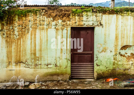 Rustikal, verwitterte Haus außen in einem Dorf in der Nähe der UNESCO-Weltkulturerbe von Antigua, Guatemala, Mittelamerika Stockfoto