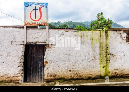 San Juan del Obispo, Guatemala - 25. Juni 2017: Außenwand der Evangelischen Kirche im Dorf in der Nähe der UNESCO-Weltkulturerbe von Antigua Stockfoto