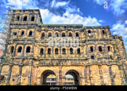 Die Porta Nigra, eine grosse römische Stadt Tor in Trier. UNESCO-Welterbe in Deutschland Stockfoto
