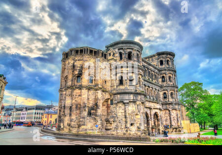 Die Porta Nigra, eine grosse römische Stadttor in Trier, Deutschland Stockfoto