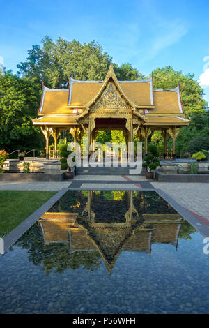 Schöne friedliche thailändischen Pavillon und einen reflektierenden Pool in Olbrich Botanical Gardens in Madison, Wisconsin Stockfoto