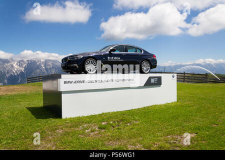 SAALBACH - Hinterglemm, Österreich - 20. JUNI 2018: BMW 530d xDrive Limousine auf Wildenkarkogel Mountain am 20. Juni 2018 in Saalbach-Hinter Stockfoto