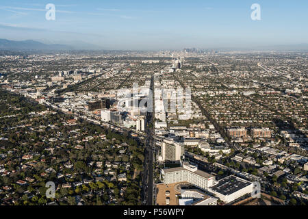 Beverly Hills, Kalifornien, USA - 18. April 2018: Luftbild in Richtung Wilshire Bl und Santa Monica Blvd und der Innenstadt von LA im Hintergrund. Stockfoto