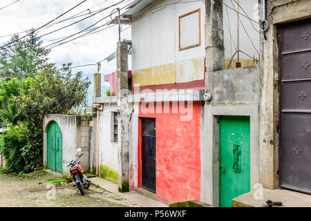 San Juan del Obispo, Guatemala - 25. Juni 2017: Altes Haus in einem Dorf in der Nähe von berühmten spanischen Kolonialstadt & UNESCO-Weltkulturerbe von Antigua Stockfoto