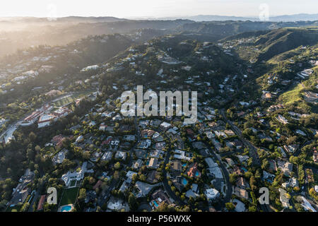 Luftaufnahme von Holmby Hills und Benedict Canyon Bereiche in Beverly Hills, Los Angeles, Kalifornien. Stockfoto