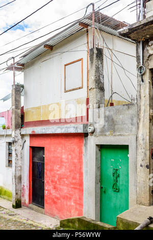 San Juan del Obispo, Guatemala - 25. Juni 2017: Altes Haus in einem Dorf in der Nähe von berühmten spanischen Kolonialstadt & UNESCO-Weltkulturerbe von Antigua Stockfoto