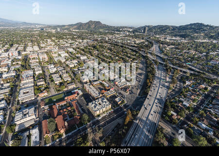 North Hollywood, Kalifornien, USA - 18. April 2018: Luftbild in Richtung der 101, 134 und 170 Autobahnanschlussstelle im San Fernando Valley von Lo Stockfoto