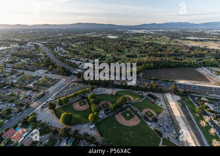 Nachmittag Luftaufnahme der Ventura 101 Freeway und Sepulveda Becken Parks in der encino Bereich des San Fernando Valley in Los Angeles, Kalifornien. Stockfoto