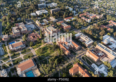 Los Angeles, Kalifornien, USA - 18. April 2018: Luftaufnahme von Gebäuden auf dem UCLA Campus in der Nähe von Westwood. Stockfoto