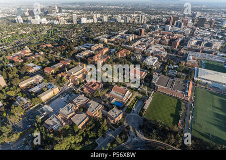 Los Angeles, Kalifornien, USA - 18. April 2018: Antenne Übersicht von UCLA Campus mit Century City und Westwood im Hintergrund. Stockfoto