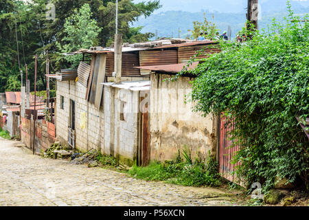 San Juan del Obispo, Guatemala - 25. Juni 2017: alte Häuser im Dorf in der Nähe von berühmten spanischen Kolonialstadt & UNESCO-Weltkulturerbe von Antigua Stockfoto