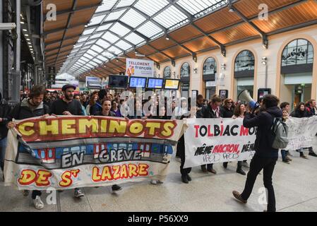 April 12, 2018 - Paris, Frankreich: Studenten und Cheminots (eisenbahner) in Gare Saint-Lazare in Unterstützung der Bahn Streik demonstrieren. Des etudiants manifestent de soutien du Mouvement de Greve des cheminots Gare Saint-Lazare. *** Keine VERKÄUFE IN DEN FRANZÖSISCHEN MEDIEN *** Stockfoto