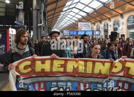 April 12, 2018 - Paris, Frankreich: Studenten und Cheminots (eisenbahner) in Gare Saint-Lazare in Unterstützung der Bahn Streik demonstrieren. Des etudiants manifestent de soutien du Mouvement de Greve des cheminots Gare Saint-Lazare. *** Keine VERKÄUFE IN DEN FRANZÖSISCHEN MEDIEN *** Stockfoto