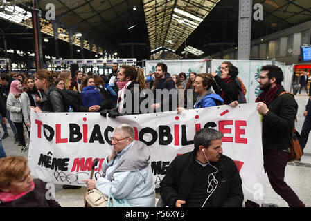 April 12, 2018 - Paris, Frankreich: Studenten und Cheminots (eisenbahner) in Gare Saint-Lazare in Unterstützung der Bahn Streik demonstrieren. Des etudiants manifestent de soutien du Mouvement de Greve des cheminots Gare Saint-Lazare. *** Keine VERKÄUFE IN DEN FRANZÖSISCHEN MEDIEN *** Stockfoto