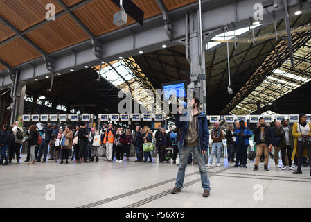 April 12, 2018 - Paris, Frankreich: Studenten und Cheminots (eisenbahner) in Gare Saint-Lazare in Unterstützung der Bahn Streik demonstrieren. Des etudiants manifestent de soutien du Mouvement de Greve des cheminots Gare Saint-Lazare. *** Keine VERKÄUFE IN DEN FRANZÖSISCHEN MEDIEN *** Stockfoto