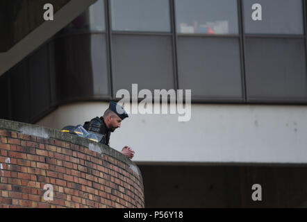 April 20, 2018 - Paris, Frankreich: Französische Polizei bewachen die Tolbiac Campus, der gehört zu den Paris I Pantheon Sorbonne. Anti-Polizei interveniert in der Morgendämmerung ein Student protest Camp zu löschen. De policiers sur le site de Tolbiac apres La Levee du blocage et l'Evakuierung des Etudiants qui occupaient le site. *** Keine VERKÄUFE IN DEN FRANZÖSISCHEN MEDIEN *** Stockfoto