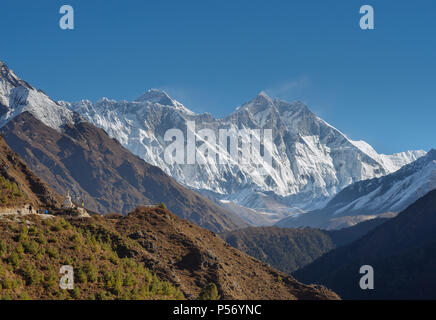 Gruppe von Trekker, Stupa, Everest und Lhotse. Everest Base Camp Trek Stockfoto