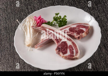 Rohe Lammkoteletts Stockfoto