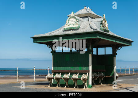 Historischen Grünen Unterstände mit Bänken an der Promenade der Touristen Resort von Blackpool, Lancashire, England, Großbritannien Stockfoto