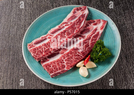 Beef Rib auf der grünen Platte Stockfoto