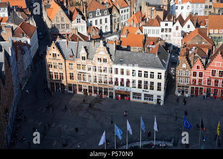 Luftaufnahme über den Dächern in der Nähe von Belfort, Brugge, Belgien: Zeigt die Nordseite der Markt, Eiermarkt hinter, und der Beginn der Sint-J Stockfoto