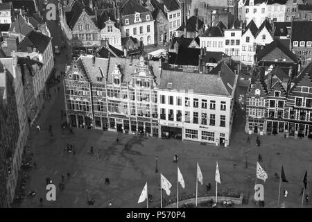 Blick über die Dächer von Belfort, Brugge, Belgien: Zeigt den Markt mit dem Eiermarkt hinter sich. Schwarz und Weiss Stockfoto