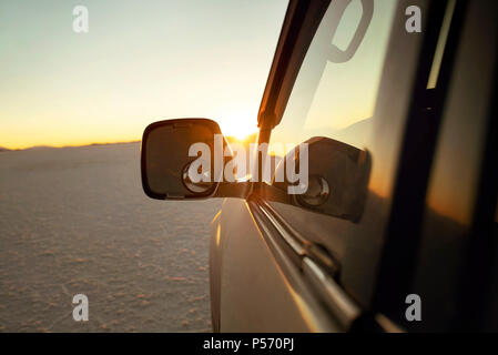 Land Cruiser Parken während des Sonnenuntergangs, in der Mitte des Salar de Uyuni, Bolivien. Jun 2018 Stockfoto