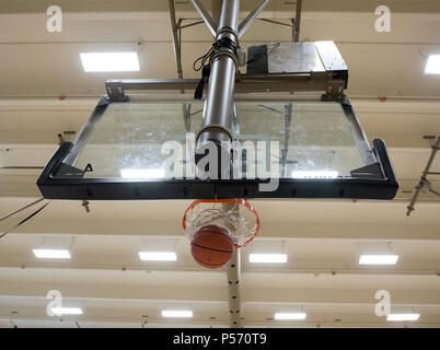 Basketball geht durch den Reifen Stockfoto