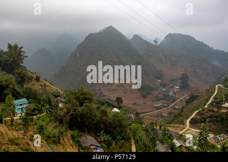 Ha Giang, Vietnam - am 18. März 2018: Dorf in den Bergen und Nebel in die nördlichste Provinz von Vietnam umgeben Stockfoto