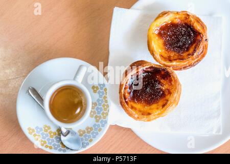 Traditionelle portugiesische Gebäck namens Pastel de Nata und Kaffee Stockfoto