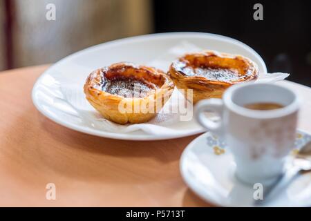 Traditionelle portugiesische Gebäck namens Pastel de Nata und Kaffee Stockfoto