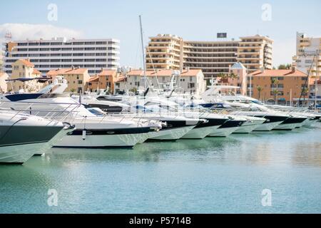 Marina mit luxuriösen Yachten und Segelboote in Vilamoura, Quarteira, Algarve, Portugal Stockfoto