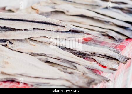 Getrocknet, gesalzen Kabeljau ist eine traditionelle portugiesische Fisch auf dem freien Markt veräußert werden. Stockfoto