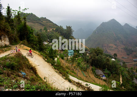 Ha Giang, Vietnam - am 18. März 2018: Das Leben in einem Dorf in den Bergen und Nebel in die nördlichste Provinz von Vietnam umgeben Stockfoto