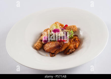 Roast Chicken Wings mit Nudeln Shrimp Tempura Stockfoto