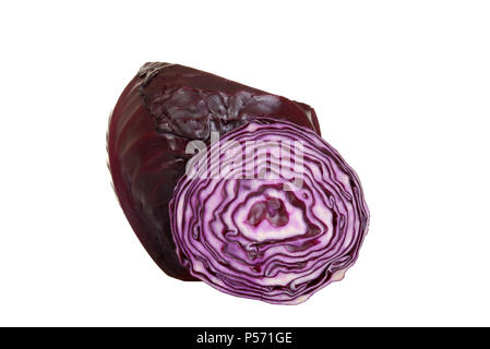 In Scheiben geschnittene Rotkohl isoliert Stockfoto